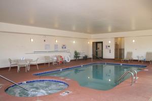 a large indoor pool with a table and chairs at Hampton Inn Sierra Vista in Sierra Vista