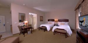 um quarto de hotel com duas camas e uma televisão em Hampton Inn & Suites Farmington em Farmington
