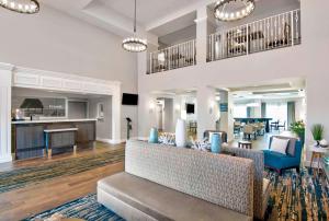 uma sala de estar com um sofá e uma sala de jantar em Hampton Inn Ft Lauderdale Airport North Cruise Port em Fort Lauderdale