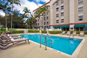 The swimming pool at or close to Hampton Inn Ft Lauderdale Airport North Cruise Port
