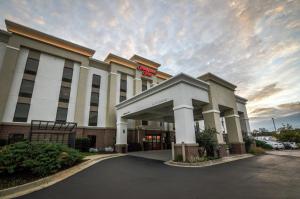 un hotel con un cartel en la parte delantera en Hampton Inn Fort Payne, en Fort Payne