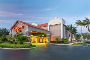 ein Hotel mit einem Schild, das Dinosaurier-Gasthaus liest in der Unterkunft Hampton Inn Commercial Boulevard-Fort Lauderdale in Tamarac