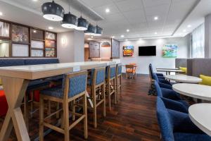 a bar with chairs and tables in a restaurant at Hampton Inn Commercial Boulevard-Fort Lauderdale in Tamarac