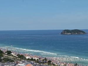 - une plage avec des parasols et l'océan dans l'établissement Copacabana Beach Modern Apartments, à Rio de Janeiro