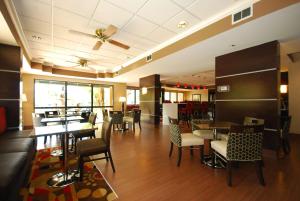 En restaurant eller et spisested på Hampton Inn Fort Myers-Airport & I-75