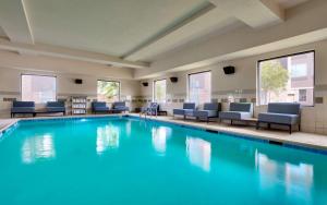 einen Pool mit blauem Wasser in einem Hotelzimmer in der Unterkunft Hampton Inn & Suites Ft Worth-Burleson in Burleson