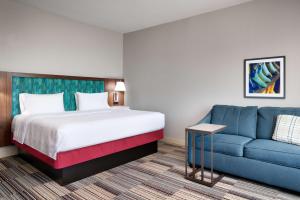 Hampton Inn & Suites Ft Worth-Burleson客房内的一张或多张床位
