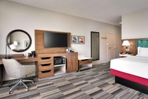 Hampton Inn & Suites Ft Worth-Burleson客房内的一张或多张床位
