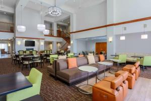 vestíbulo con sofá, mesas y sillas en Homewood Suites by Hilton Ft. Worth-North at Fossil Creek, en Fort Worth