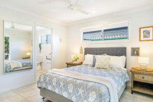 Llit o llits en una habitació de Breezeway House - 38B Cypress Street