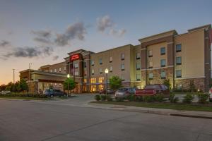 een hotel met auto's geparkeerd op een parkeerplaats bij Hampton Inn and Suites Trophy Club - Fort Worth North in Trophy Club