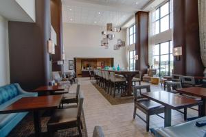 a restaurant with tables and chairs and a bar at Hampton Inn and Suites Trophy Club - Fort Worth North in Trophy Club