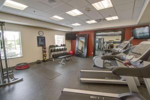 een fitnessruimte met loopbanden en machines in een kamer bij Hampton Inn and Suites Trophy Club - Fort Worth North in Trophy Club