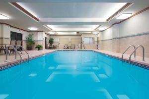 una piscina con agua azul en una habitación de hotel en Hampton Inn Siloam Springs en Siloam Springs