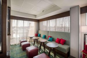 Hampton Inn Gadsden的休息区