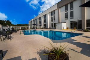 a swimming pool in front of a building at Hampton Inn Gadsden in Gadsden