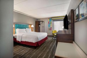 Hampton Inn Gadsden客房内的一张或多张床位