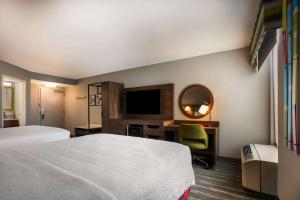 Hampton Inn Gadsden客房内的一张或多张床位