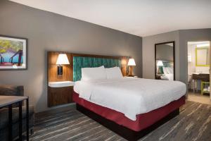 Hampton Inn Gadsden客房内的一张或多张床位