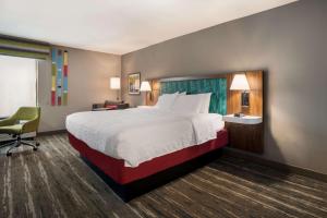 Hampton Inn Gadsden客房内的一张或多张床位