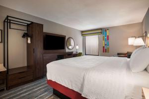 Hampton Inn Gadsden客房内的一张或多张床位