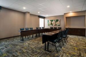 加兹登Hampton Inn Gadsden的有一张长桌和椅子的会议室 更多25张照片
