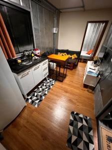 a kitchen with a table and a counter top at Casa Container Camisão 