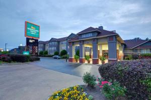 un hotel con un cartello di fronte a un edificio di Homewood Suites by Hilton- Longview a Longview