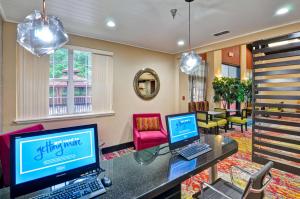 TV a/nebo společenská místnost v ubytování Homewood Suites by Hilton- Longview