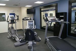 un gimnasio con dos cintas de correr y dos máquinas en Hampton Inn Kilgore, en Kilgore