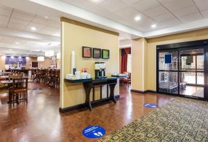 a restaurant with a dining room with tables and chairs at Hampton Inn Galax in Galax