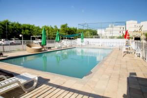 een zwembad met stoelen en een glijbaan bij Conforto & tranquilidade in Rio das Ostras