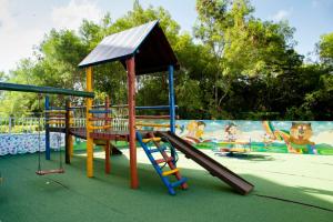 een speeltuin met een glijbaan en een diaktop bij Conforto & tranquilidade in Rio das Ostras