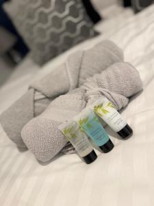 a pair of towels sitting on top of a bed at Blue Madison in Aldershot