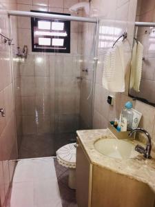 a bathroom with a shower and a sink and a toilet at Casa próximo ao Boticário in São José dos Pinhais