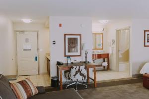 salon z biurkiem i łazienką w obiekcie Hampton Inn & Suites Green River w mieście Green River