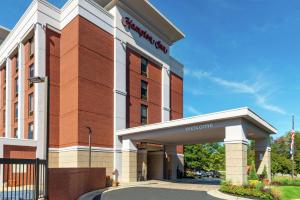 una representación de la parte delantera de un edificio hospitalario en Hampton Inn Greensboro Airport en Greensboro