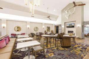 un restaurante con mesas y sillas en una habitación en Homewood Suites by Hilton at Carolina Point - Greenville en Greenville