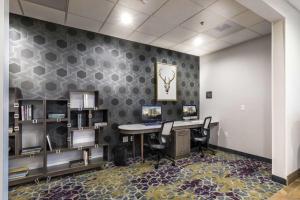 una oficina con un escritorio y un ordenador en la pared en Homewood Suites by Hilton at Carolina Point - Greenville, en Greenville