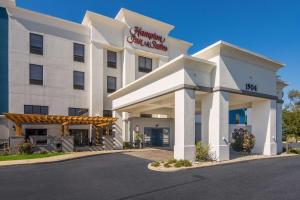 een weergave van de voorkant van een hotel bij Hampton Inn & Suites Schererville in Schererville