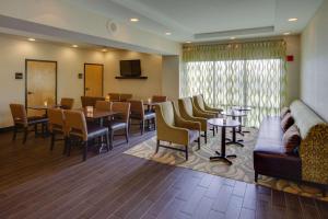 a restaurant with tables and chairs and a couch at Hampton Inn Harrisburg/Grantville/Hershey in Grantville