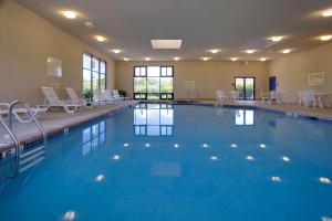 a large swimming pool in a hotel room at Hampton Inn Harrisburg/Grantville/Hershey in Grantville