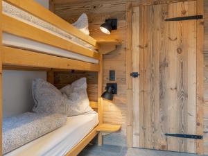a bedroom with bunk beds in a cabin at Tauernsuites Uttendorf by Mimi in Uttendorf