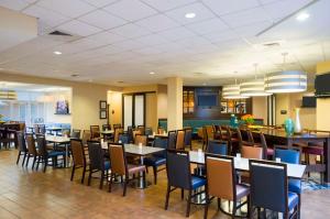 une salle à manger avec des tables et des chaises dans l'établissement Hampton Inn & Suites Hershey, à Hershey