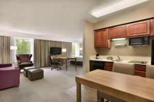 Habitación de hotel con cocina y sala de estar. en Hampton Inn & Suites Hershey, en Hershey
