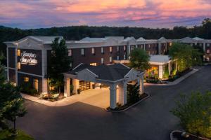 eine Aussicht auf ein Hotel in der Dämmerung in der Unterkunft Hampton Inn and Suites Hartford/Farmington in Farmington