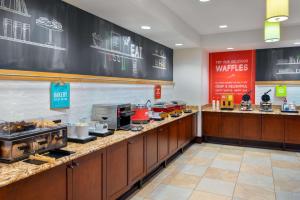 A restaurant or other place to eat at Hampton Inn and Suites Hartford/Farmington
