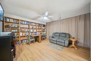 ein Wohnzimmer mit einem Stuhl und Bücherregalen in der Unterkunft 2-Bedroom Loft Suite 14 minutes from Airport and Mall of America in Inver Grove Heights