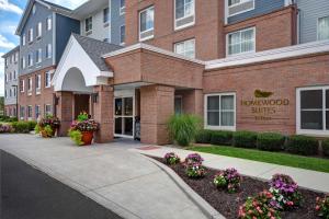 een bakstenen gebouw met een bord met honinghouten suites bij Homewood Suites by Hilton Hartford / Southington CT in Southington