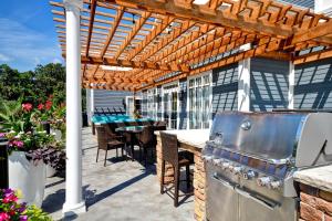 een patio met een grill en een tafel met stoelen bij Homewood Suites by Hilton Hartford / Southington CT in Southington